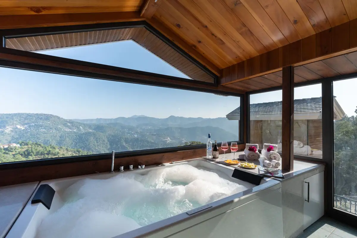 Chestnut Manor W/ Sky Jacuzzi & Steam Room, Kasauli