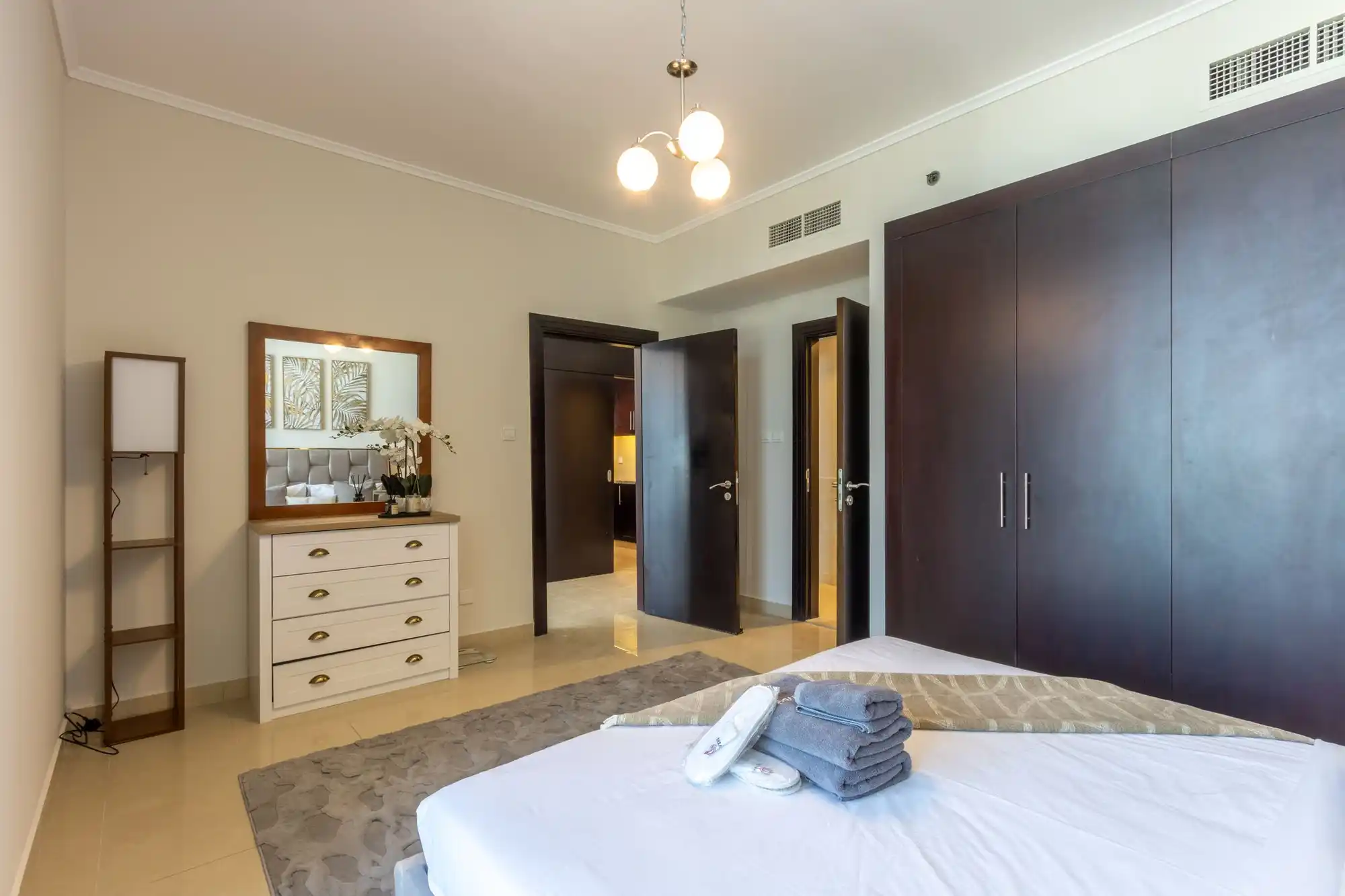 Chic High-Floor 1BR in The Greens, Dubai