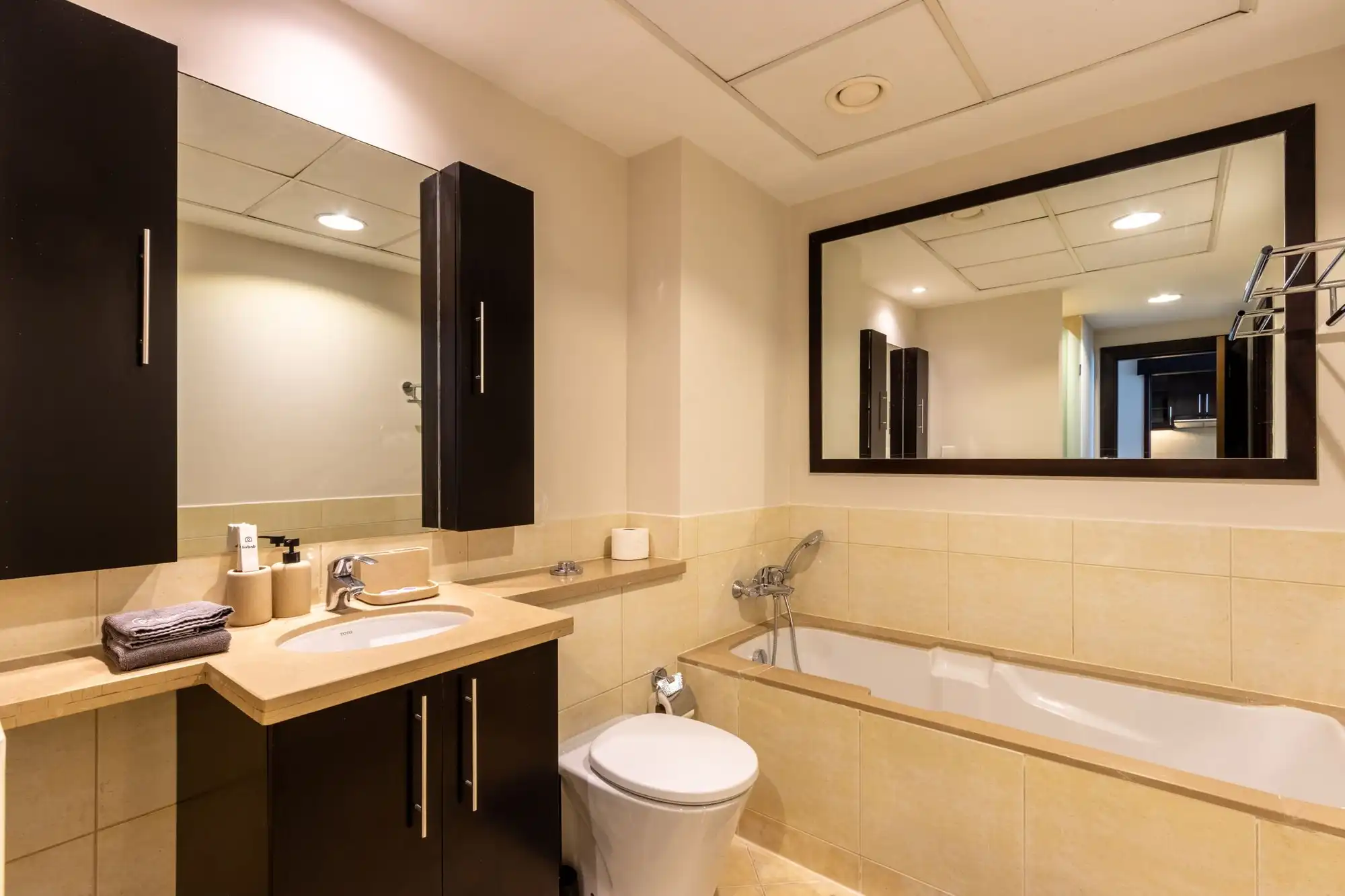 Chic High-Floor 1BR in The Greens, Dubai