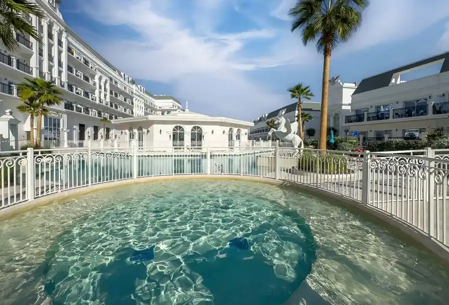 Chic Studio with Pool & Jacuzzi, Dubai