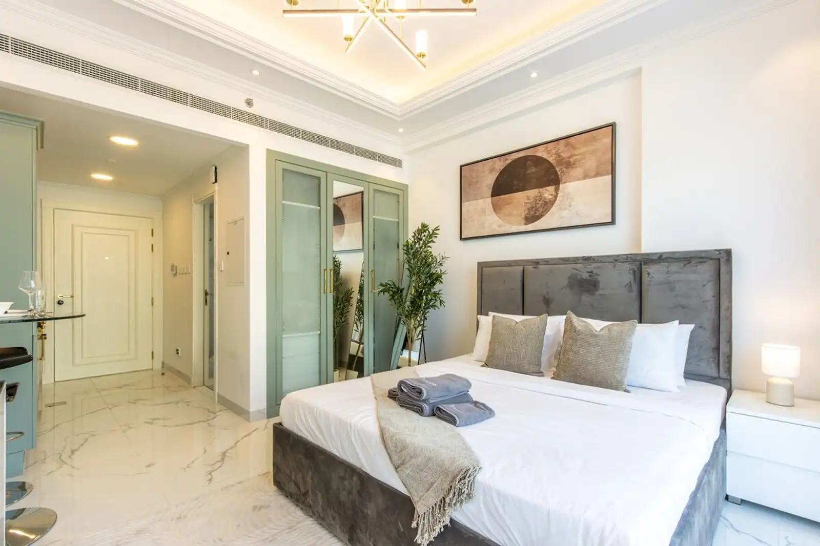 Chic Studio with Pool & Jacuzzi, Dubai