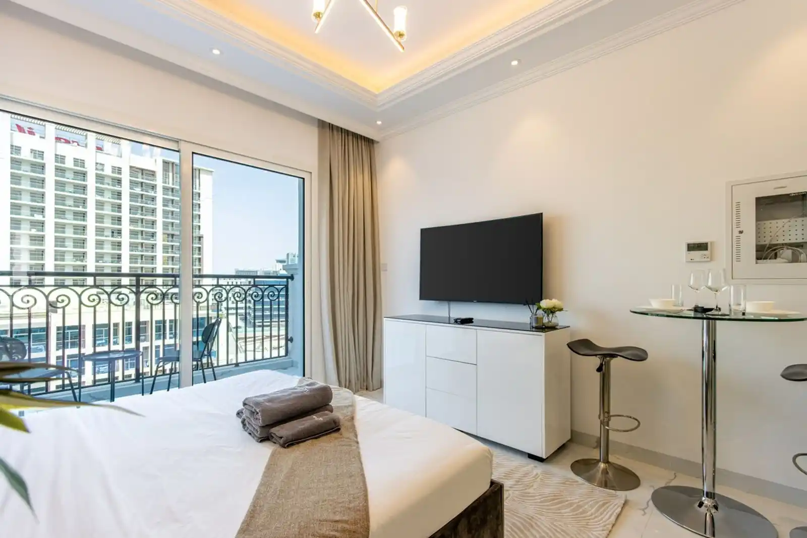 Chic Studio with Pool & Jacuzzi, Dubai