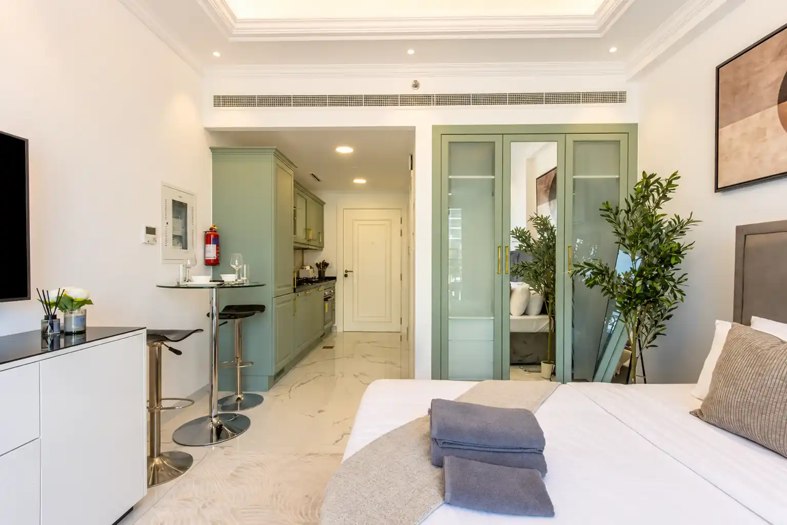 Chic Studio with Pool & Jacuzzi, Dubai