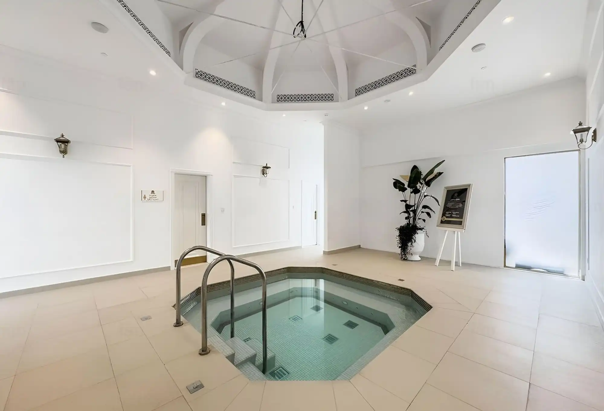 Chic Studio with Pool & Jacuzzi, Dubai