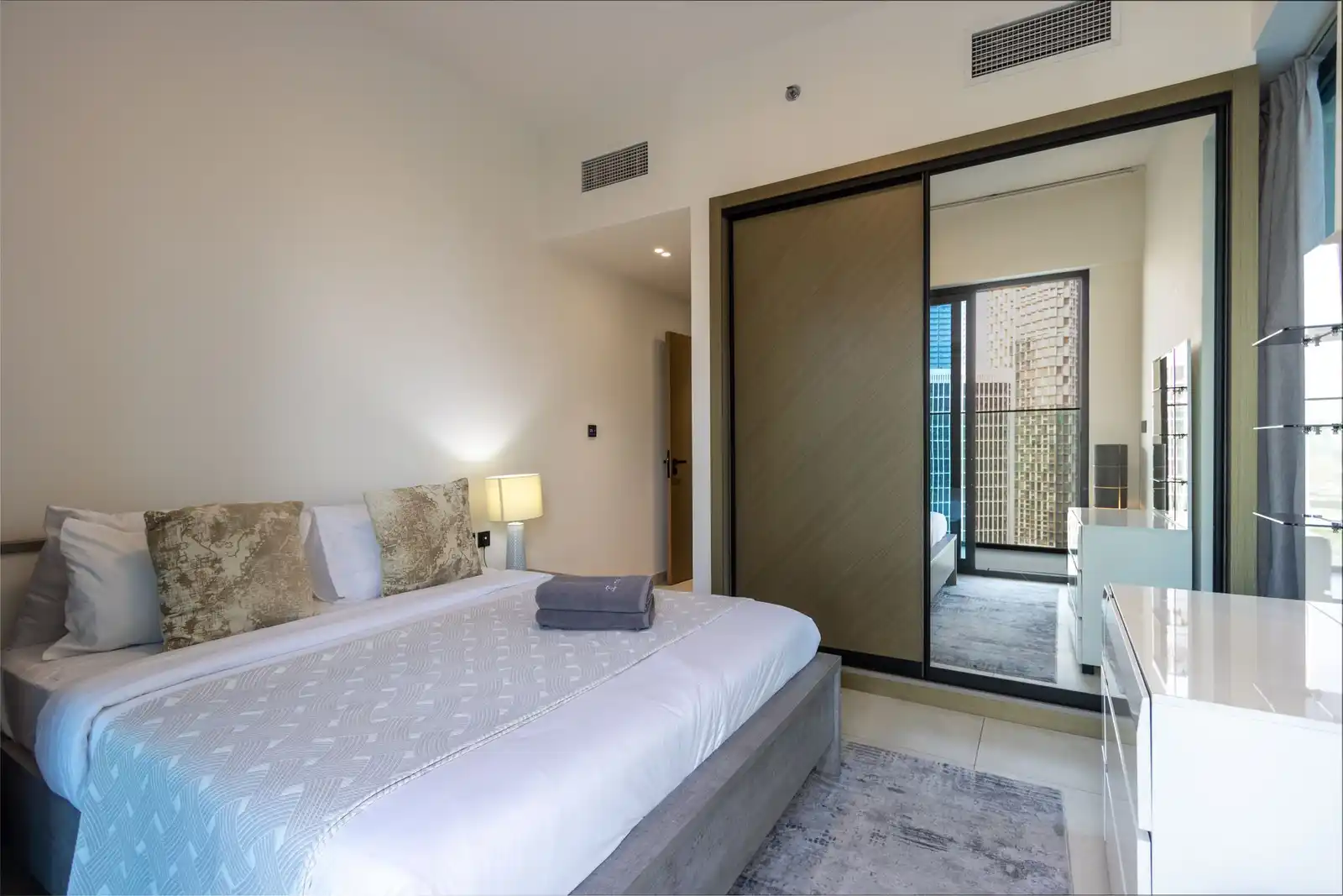 Classy 2B with Jacuzzi & Burj Khalifa View, Dubai