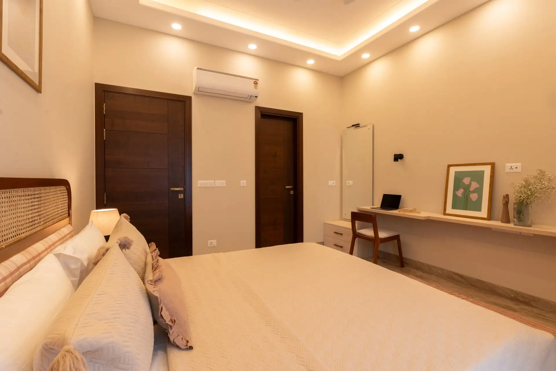 Comfort Room @ StayVista Residences at GK-1, New Delhi