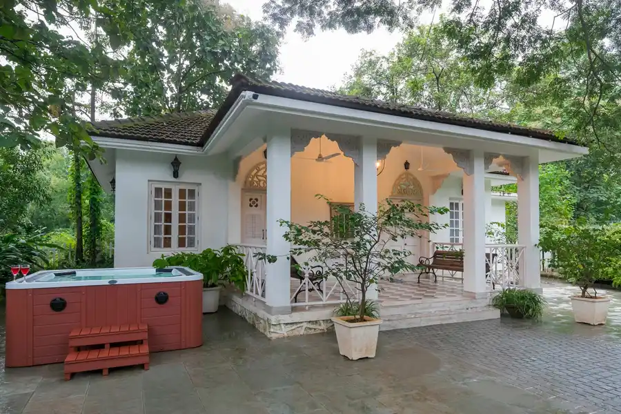 Cosy Cottage - The Inner Temple w/ Jacuzzi, Alibaug