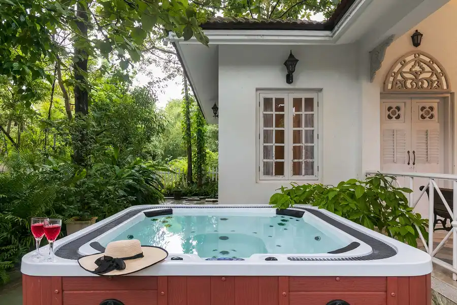 Cosy Cottage - The Inner Temple w/ Jacuzzi, Alibaug