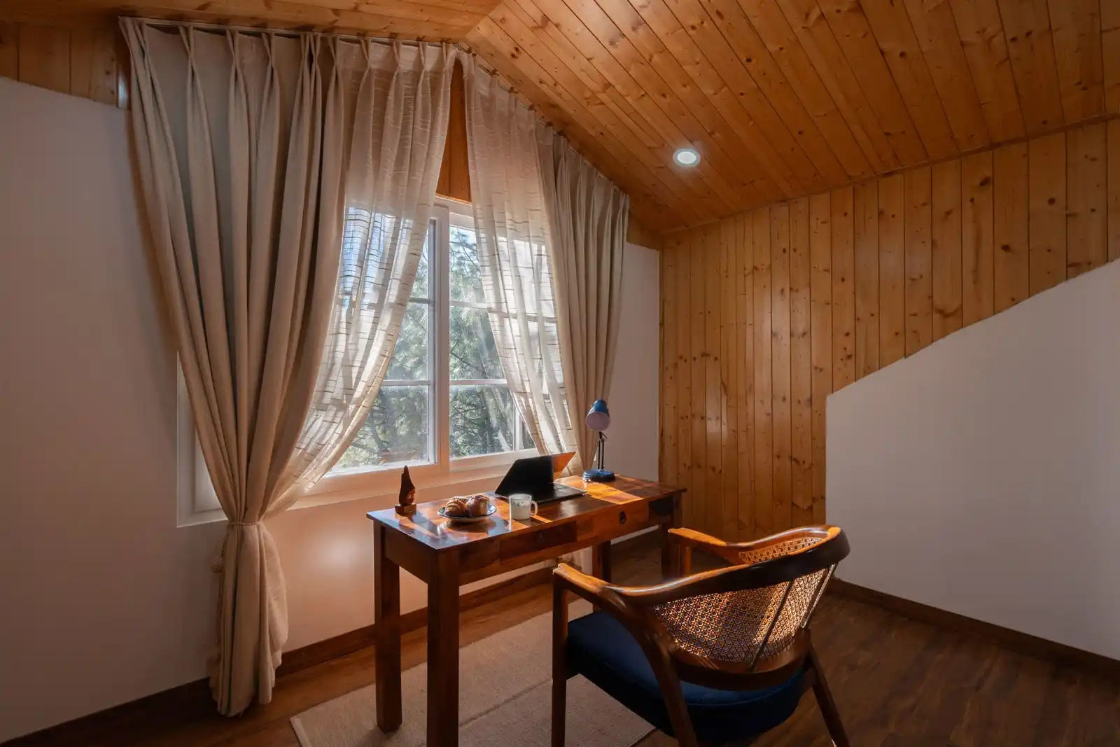 Crescent Peak W/Heated Jacuzzi, Kasauli