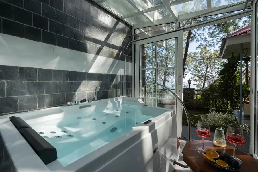Crescent Peak W/Heated Jacuzzi, Kasauli