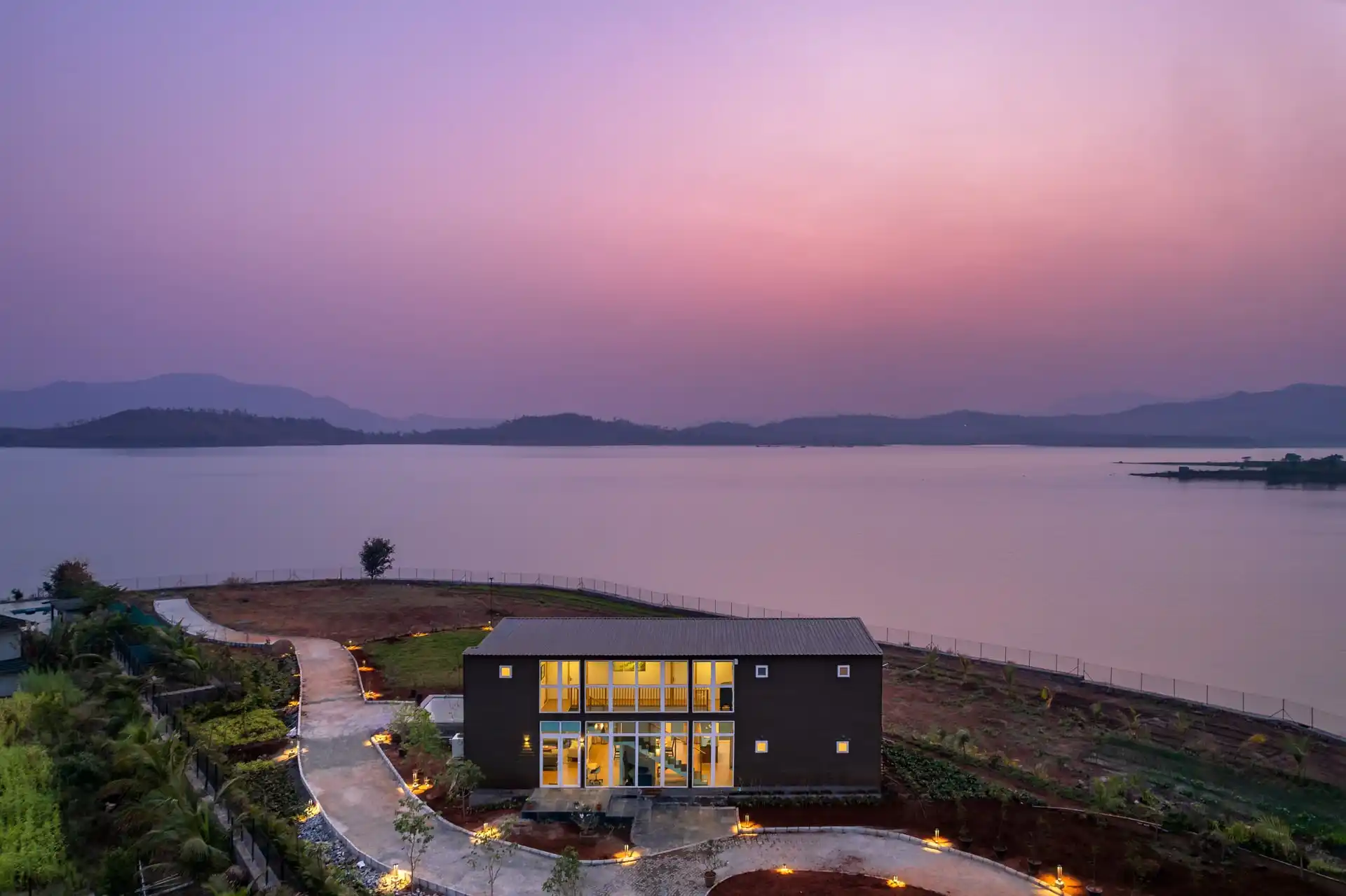 Crimson Bleu, Pune