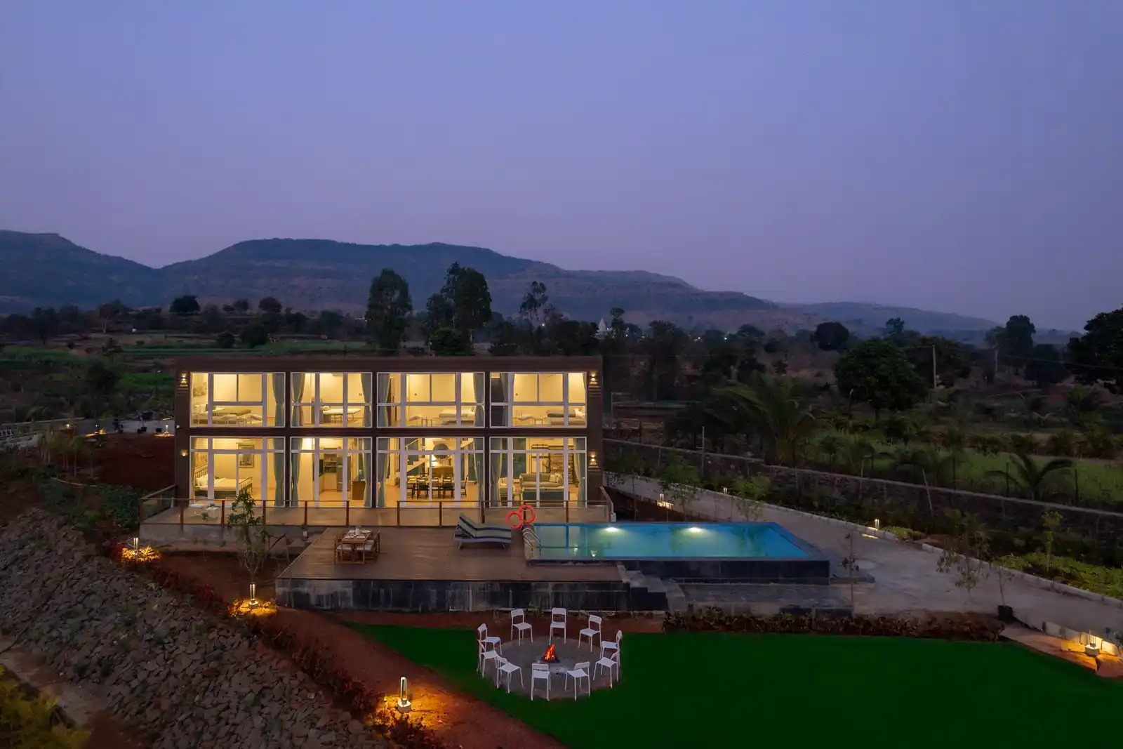 Crimson Bleu, Pune