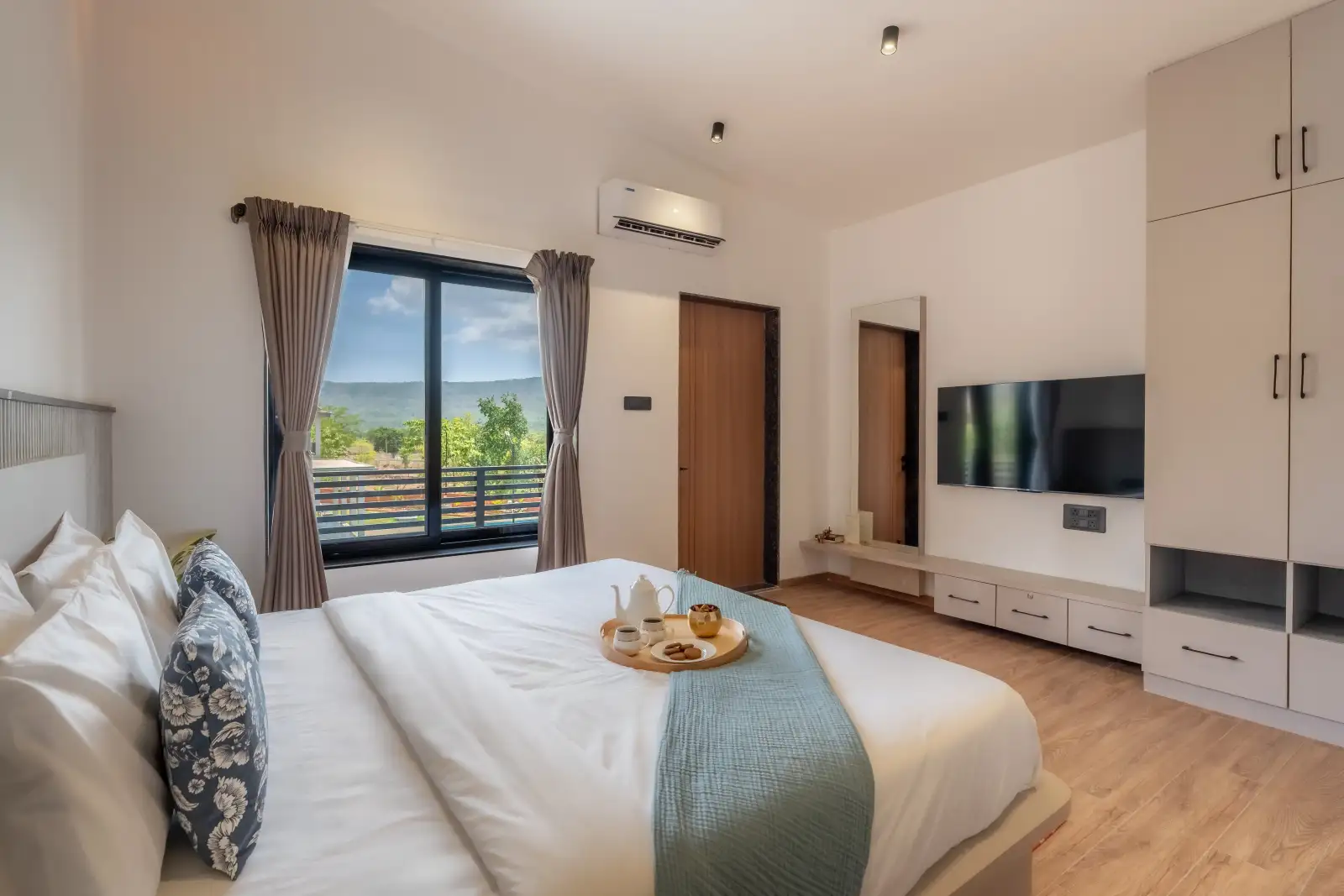 Crimson Crest, Khopoli