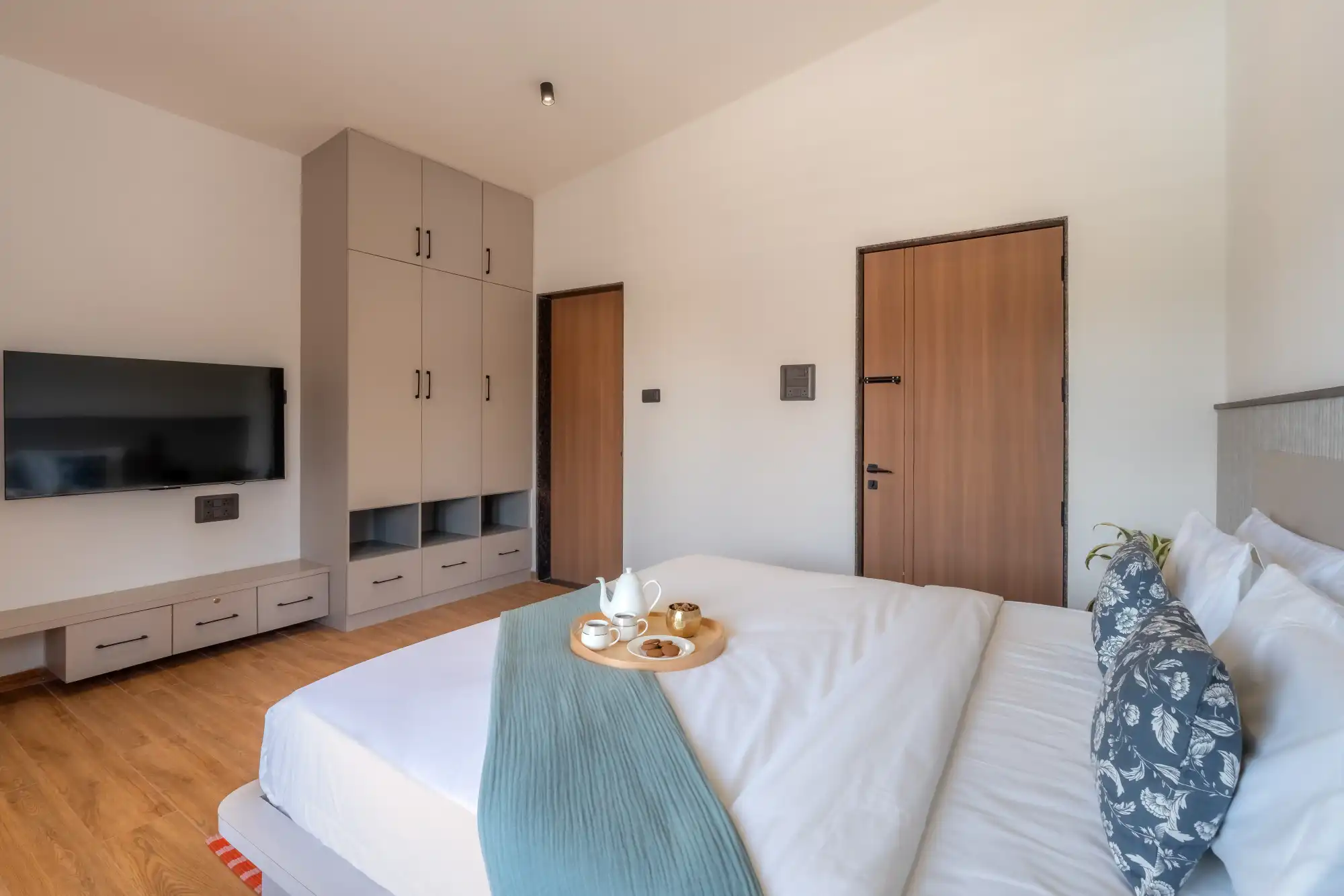 Crimson Crest, Khopoli