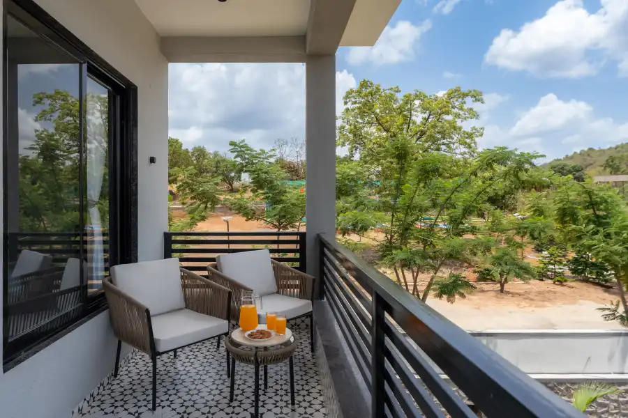 Crimson Crest, Khopoli