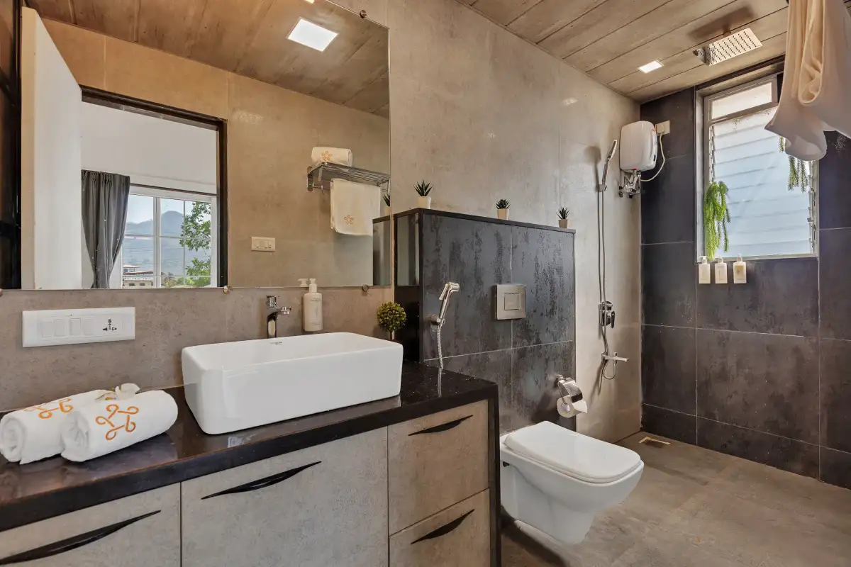 Deckhouse 47, Karjat