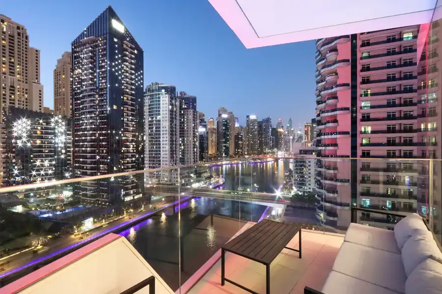 Deluxe 1BR Corner Suite with Marina Views, Dubai