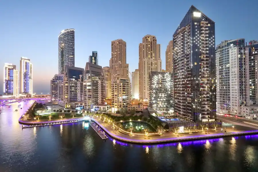 Deluxe 1BR Corner Suite with Marina Views, Dubai