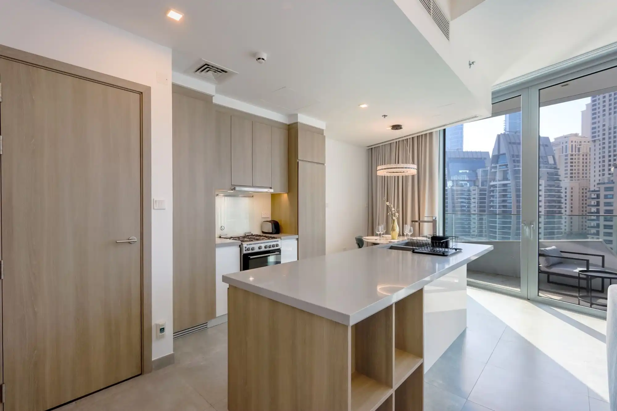 Deluxe 1BR Corner Suite with Marina Views, Dubai