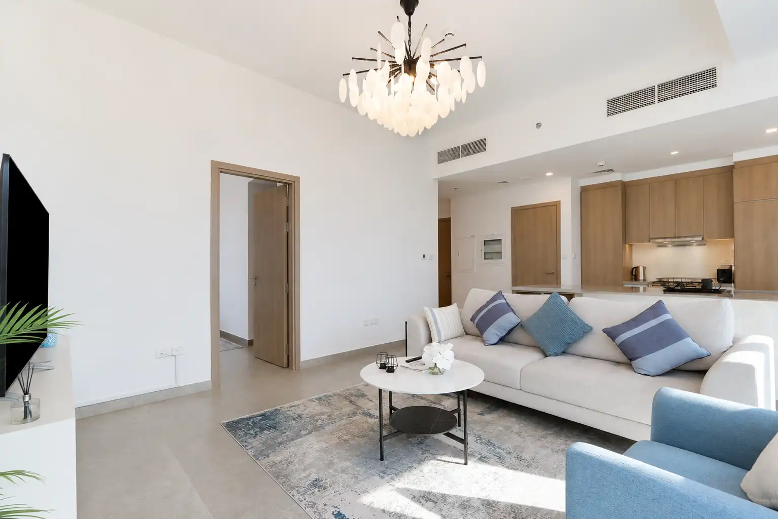 Deluxe 1BR Corner Suite with Marina Views, Dubai