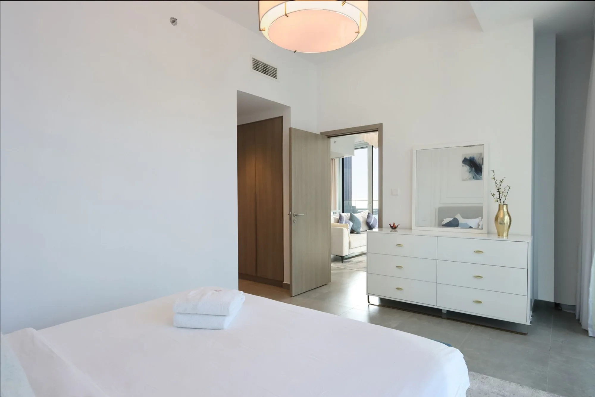 Deluxe 1BR Corner Suite with Marina Views, Dubai