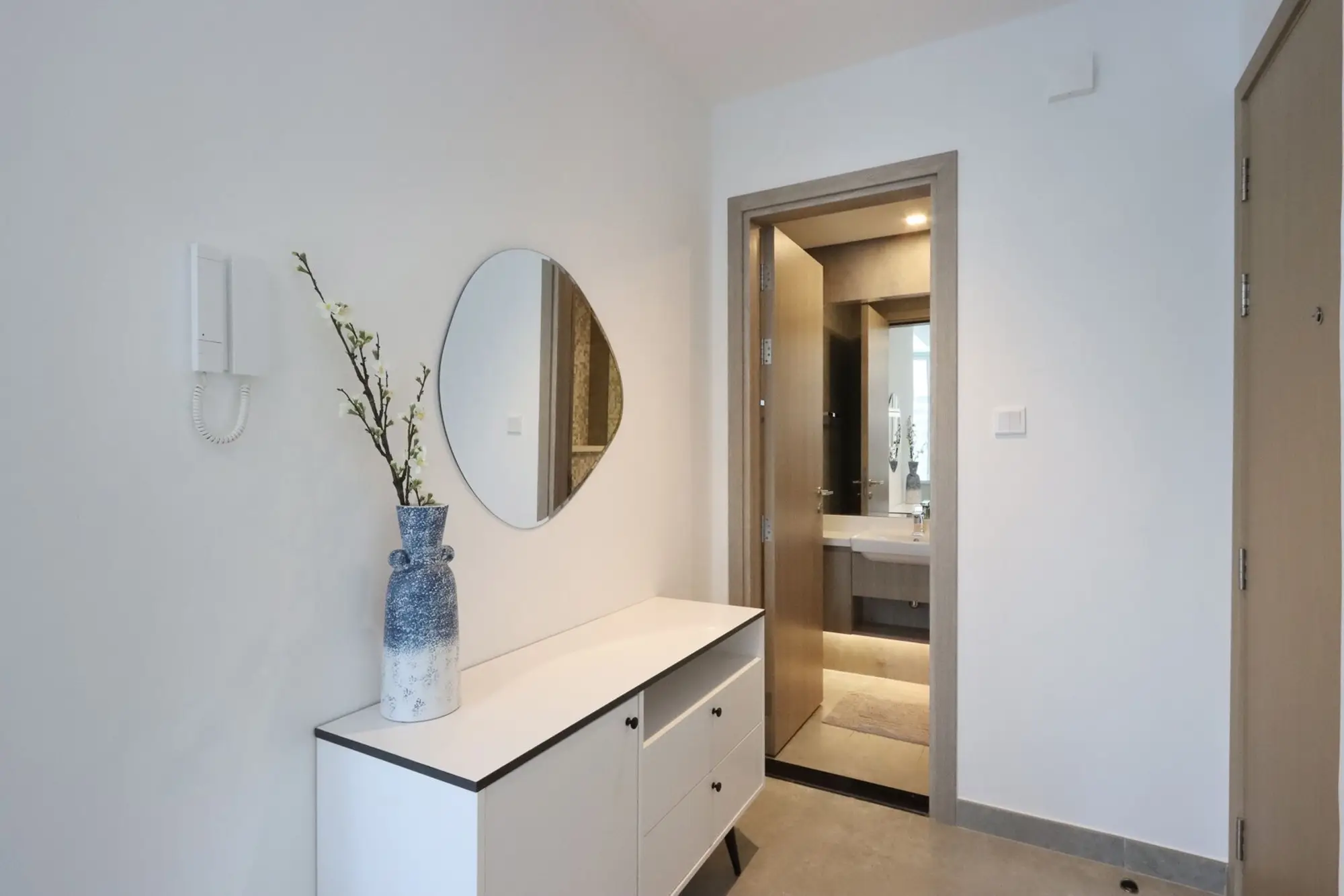 Deluxe 1BR Corner Suite with Marina Views, Dubai