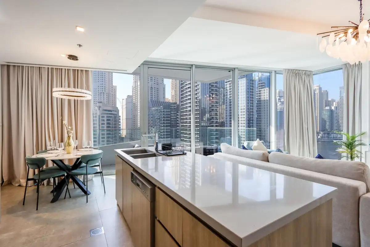 Deluxe 1BR Corner Suite with Marina Views, Dubai