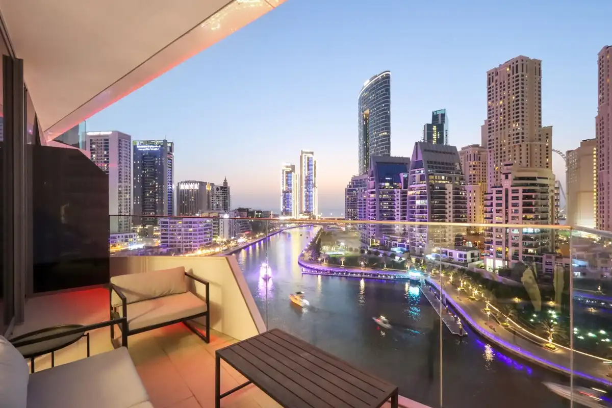 Deluxe 1BR Corner Suite with Marina Views, Dubai
