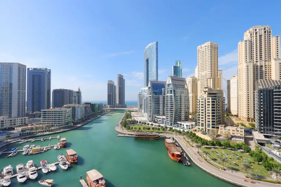 Deluxe 1BR Corner Suite with Marina Views, Dubai