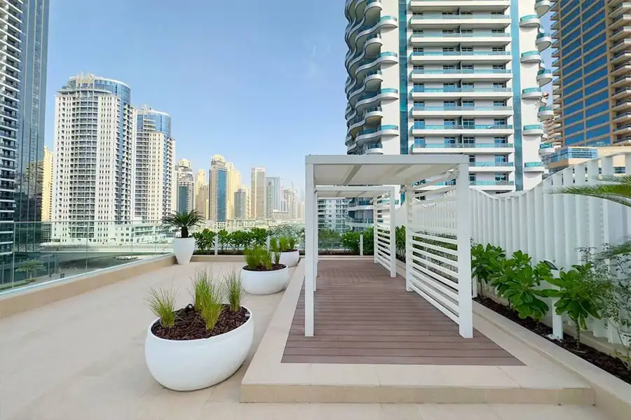 Deluxe 1BR Corner Suite with Marina Views, Dubai