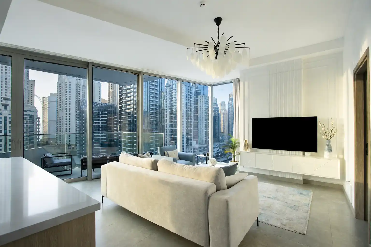 Deluxe 1BR Corner Suite with Marina Views, Dubai