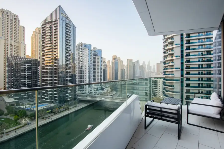 Deluxe 1BR Corner Suite with Marina Views, Dubai