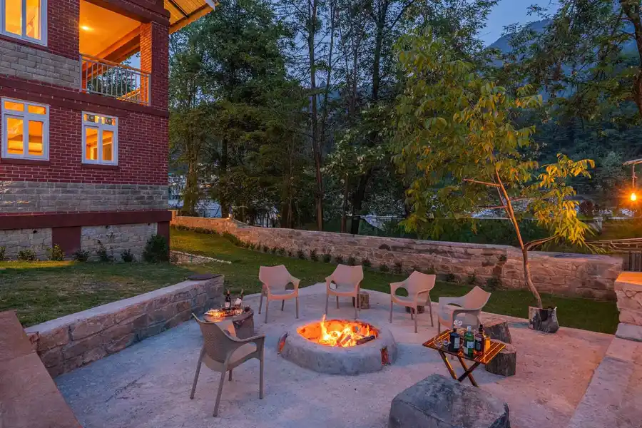 Double Room @ Shamrock Riverfront, Manali