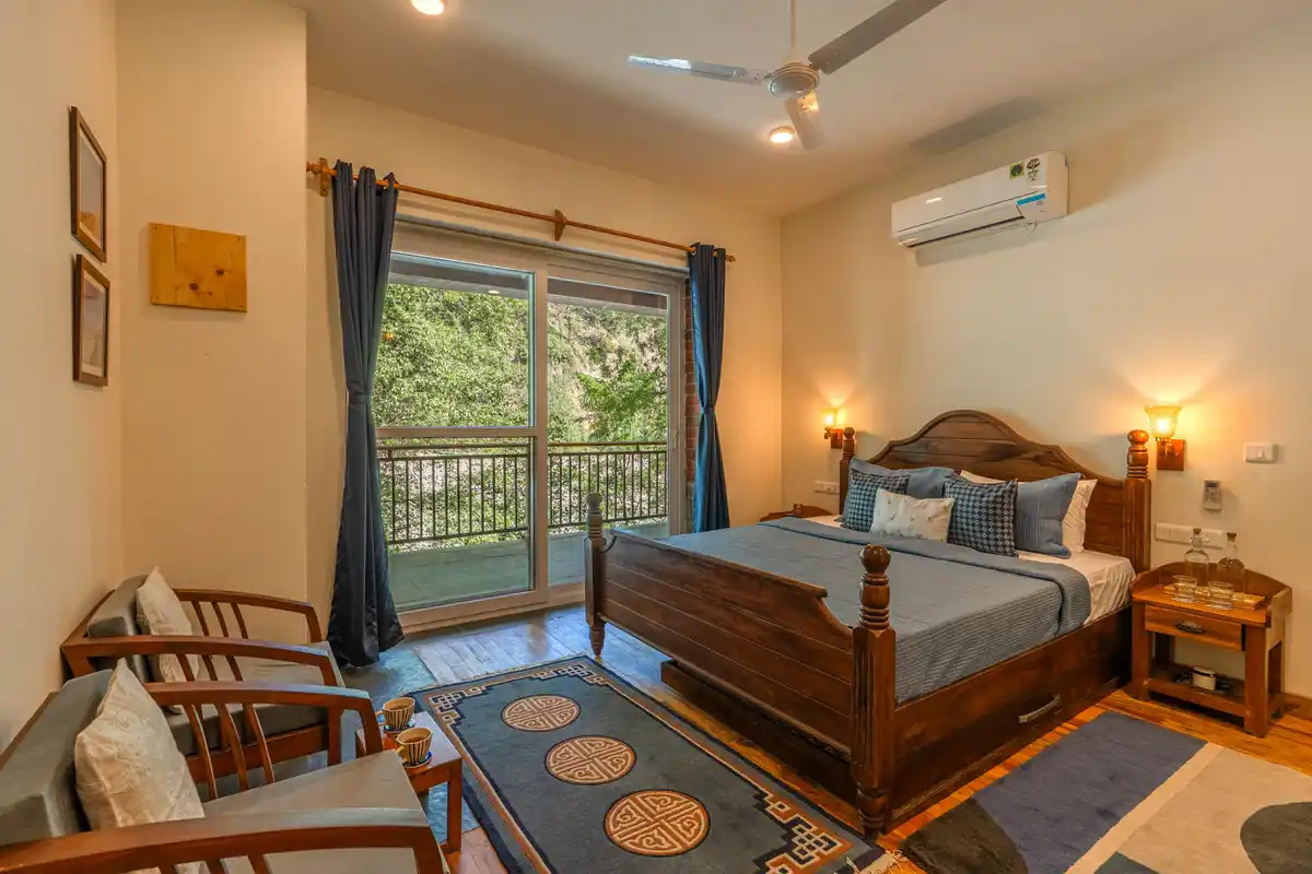 Double Room @ Shamrock Riverfront, Manali