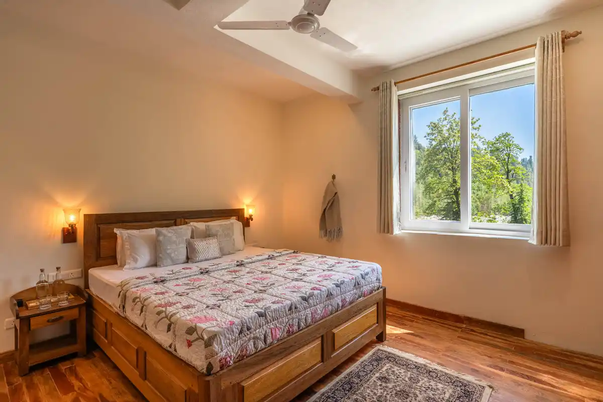 Double Room @ Shamrock Riverfront, Manali