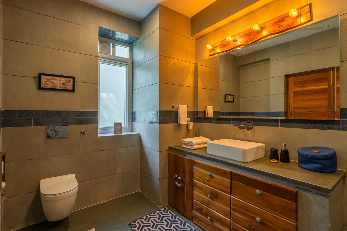 Double Room @ Shamrock Riverfront, Manali