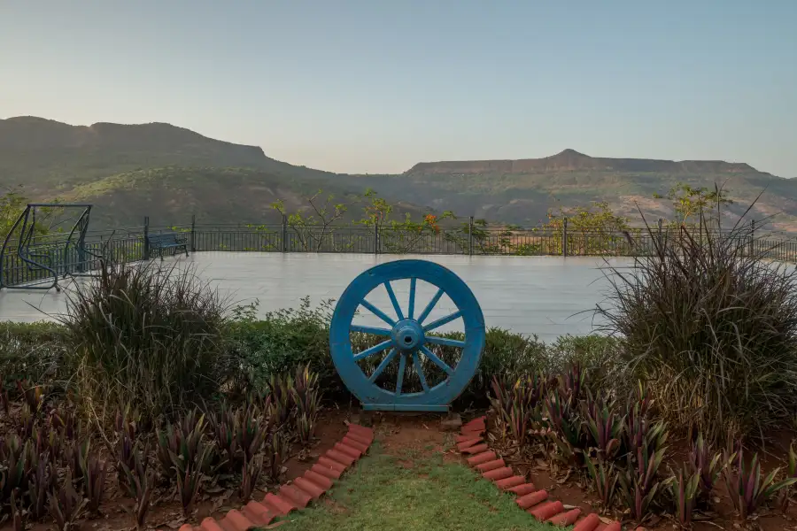 Eden's Pavilion, Pawna
