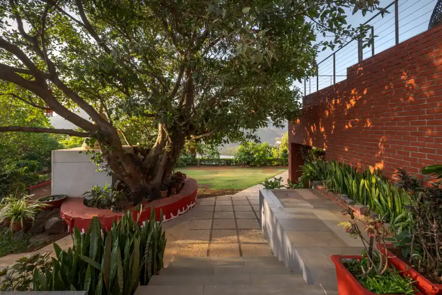 Eden's Pavilion, Pawna