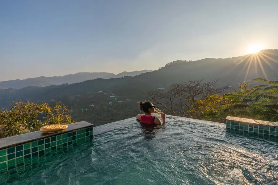 EKAM @ ILIKA W/ Heated Infinity Pool And Jacuzzi, Kasauli