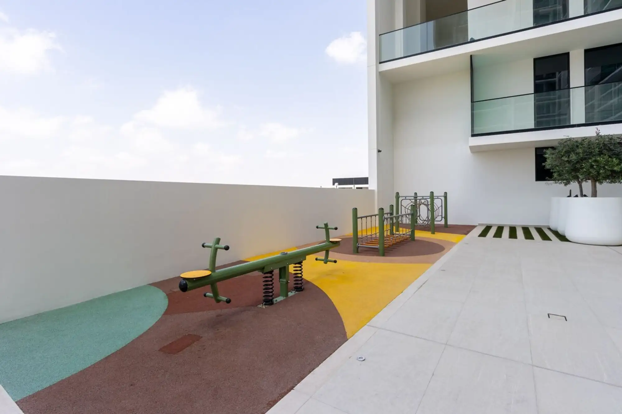 Elegant 1BR with Balcony & Skyline Views, Dubai