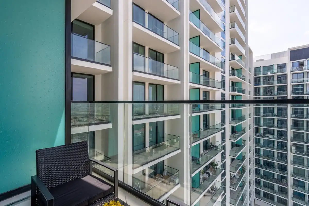 Elegant 1BR with Balcony & Skyline Views, Dubai