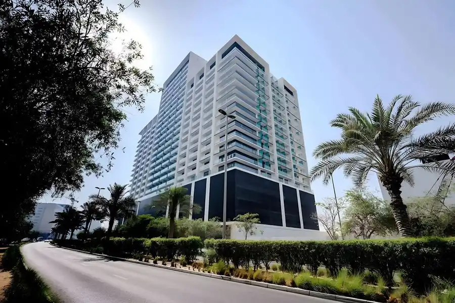 Elegant 1BR with Balcony & Skyline Views, Dubai