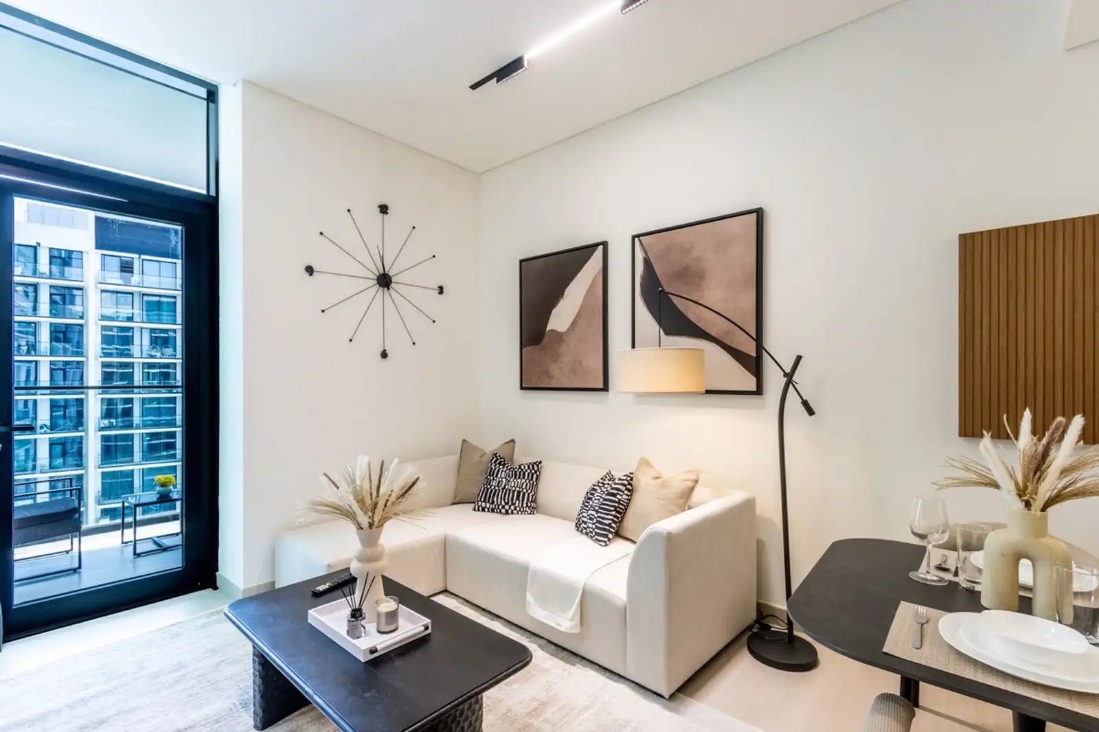 Elegant 1BR with Balcony & Skyline Views, Dubai