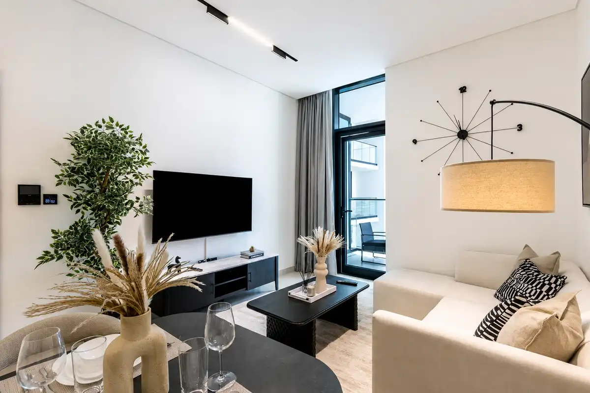 Elegant 1BR with Balcony & Skyline Views, Dubai