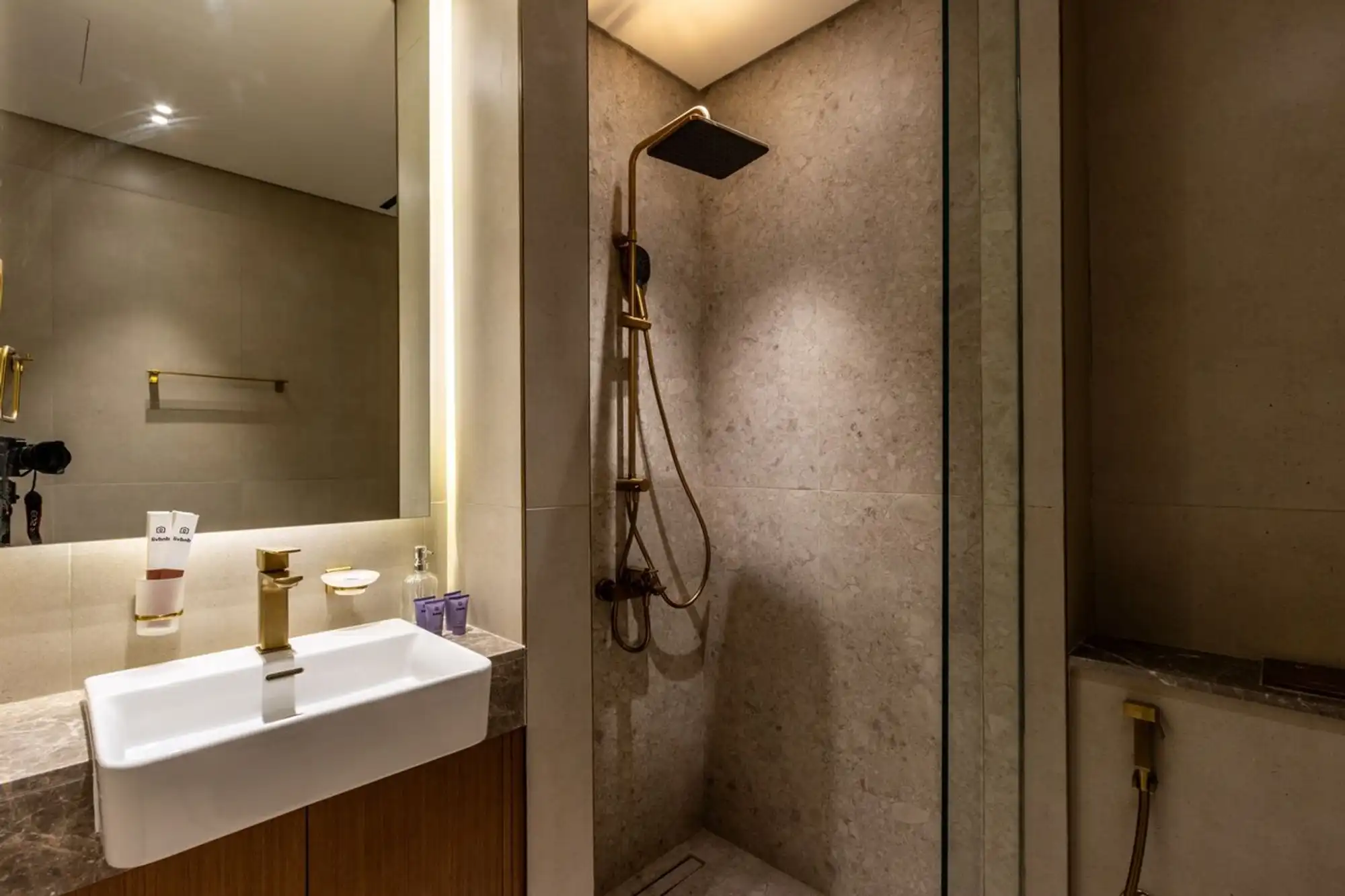 Elegant 1BR with Balcony & Skyline Views, Dubai