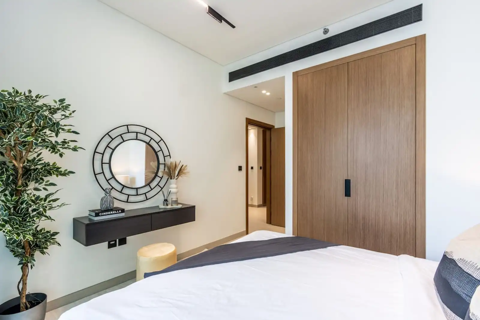 Elegant 1BR with Balcony & Skyline Views, Dubai