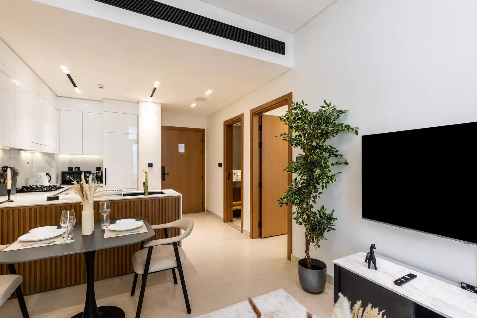 Elegant 1BR with Balcony & Skyline Views, Dubai