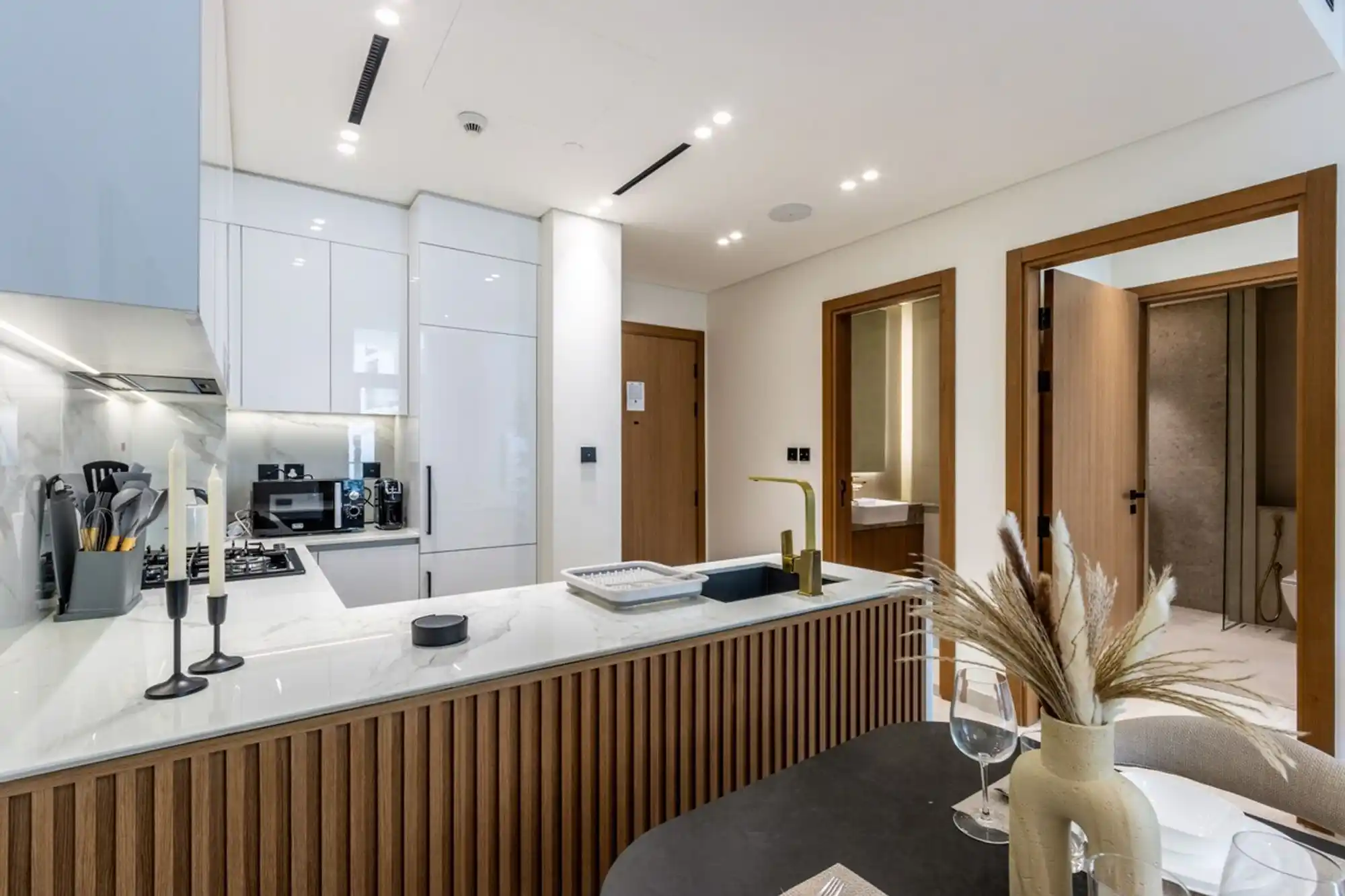 Elegant 1BR with Balcony & Skyline Views, Dubai