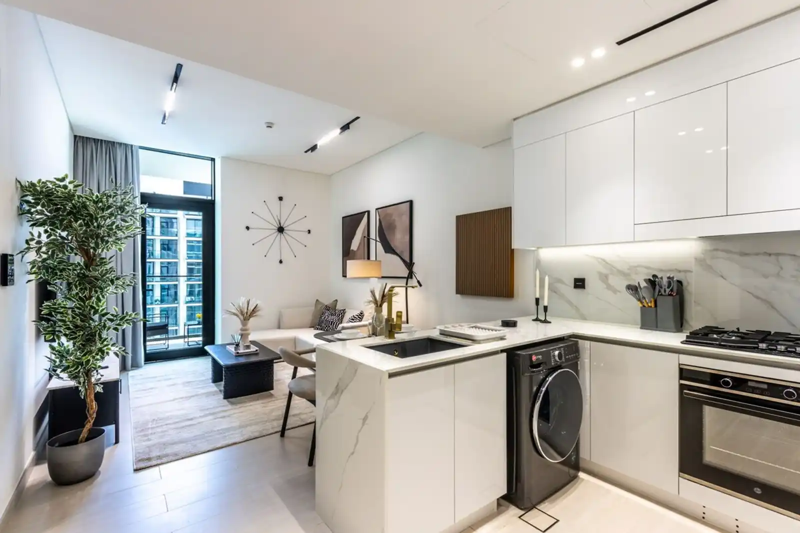 Elegant 1BR with Balcony & Skyline Views, Dubai