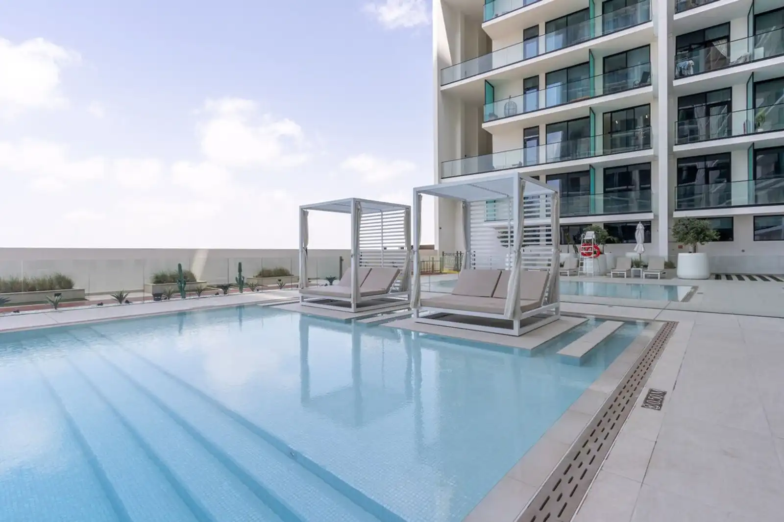 Elegant 1BR with Balcony & Skyline Views, Dubai